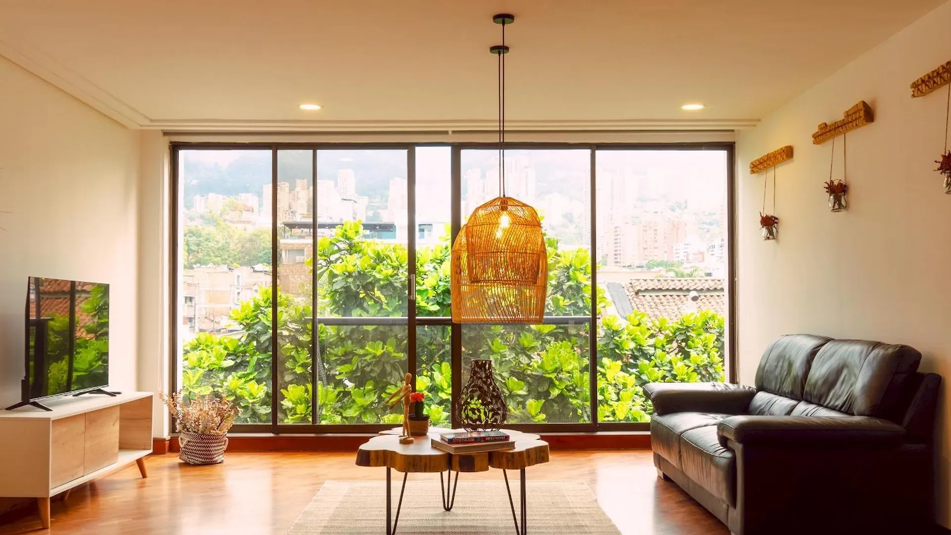 Habitacion Central Con Bano Compartido Poblado-B14 Medellín