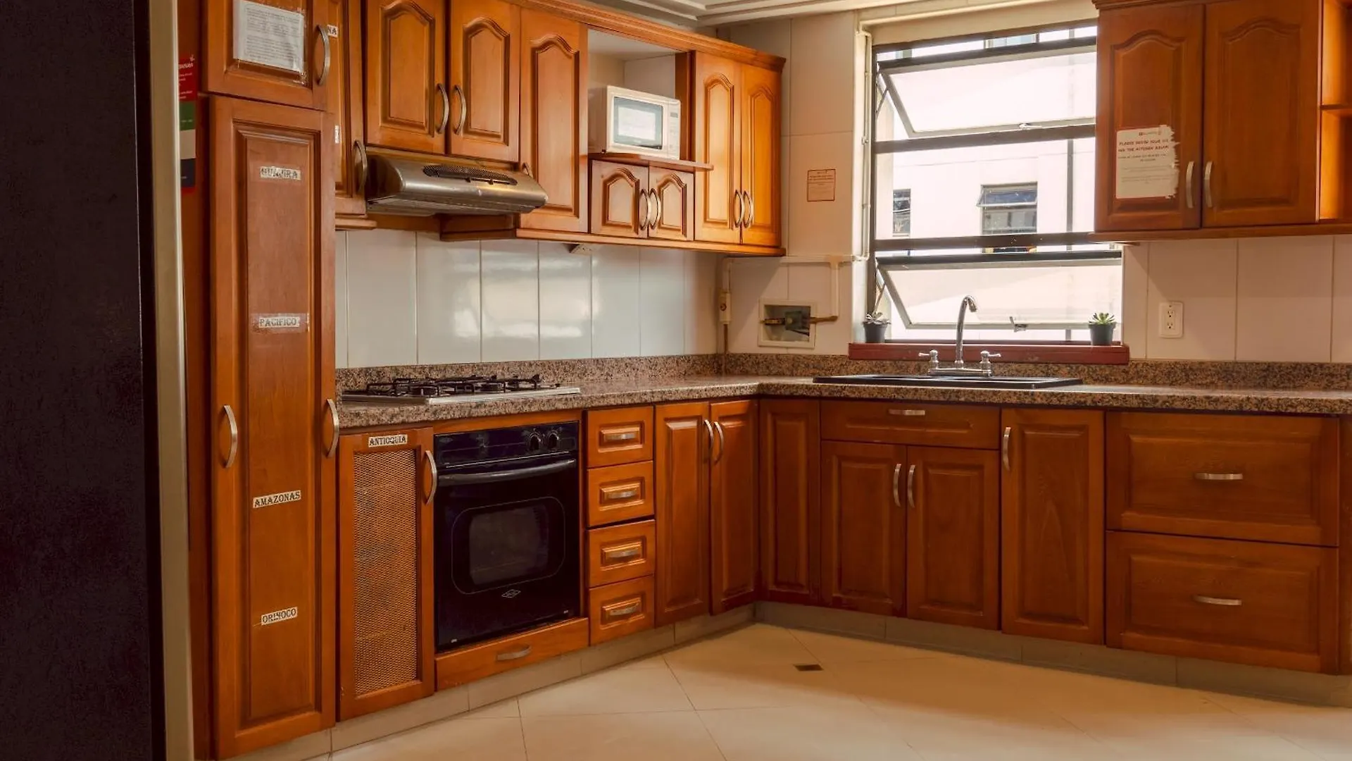Habitacion Central Con Bano Compartido Poblado-B14 Medellín